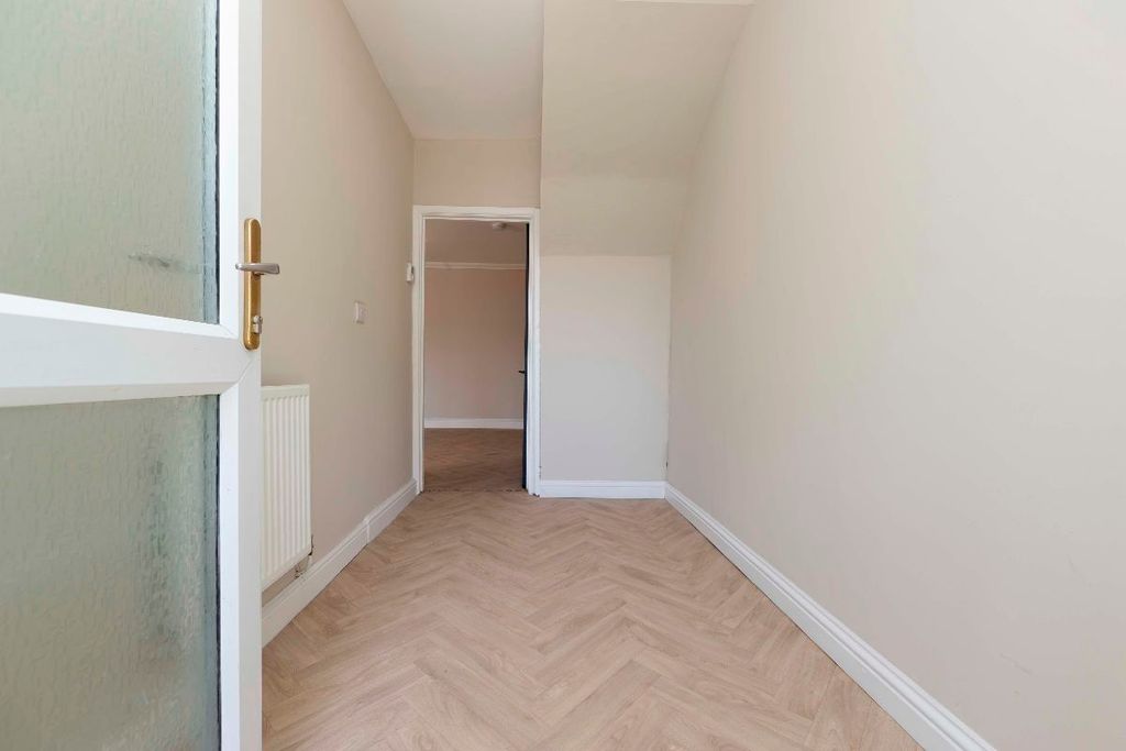 Property photo 2 of 32