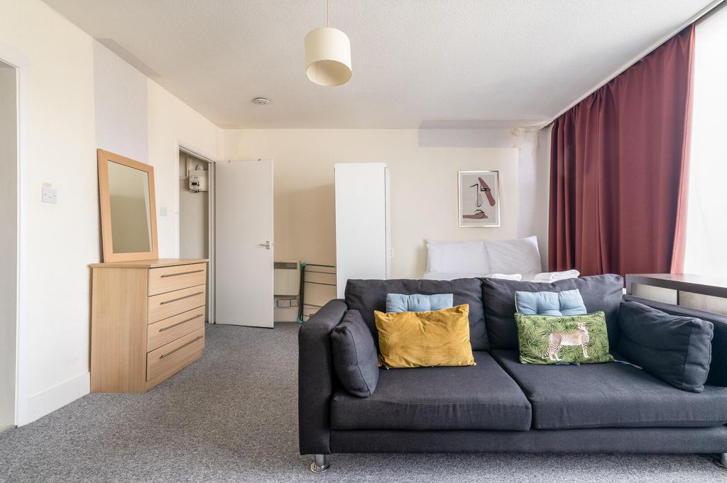 Property photo 2 of 10 Pem-19, 19, 4 Pembridge Villas, W11-9.Jpg