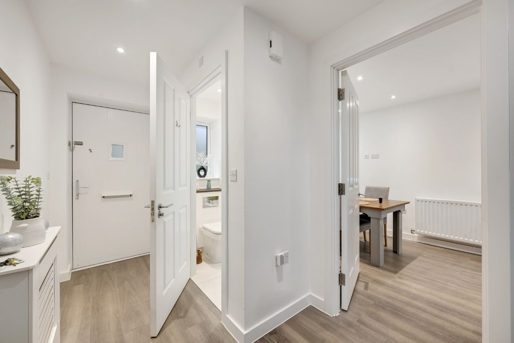 Property photo 2 of 17 4952302