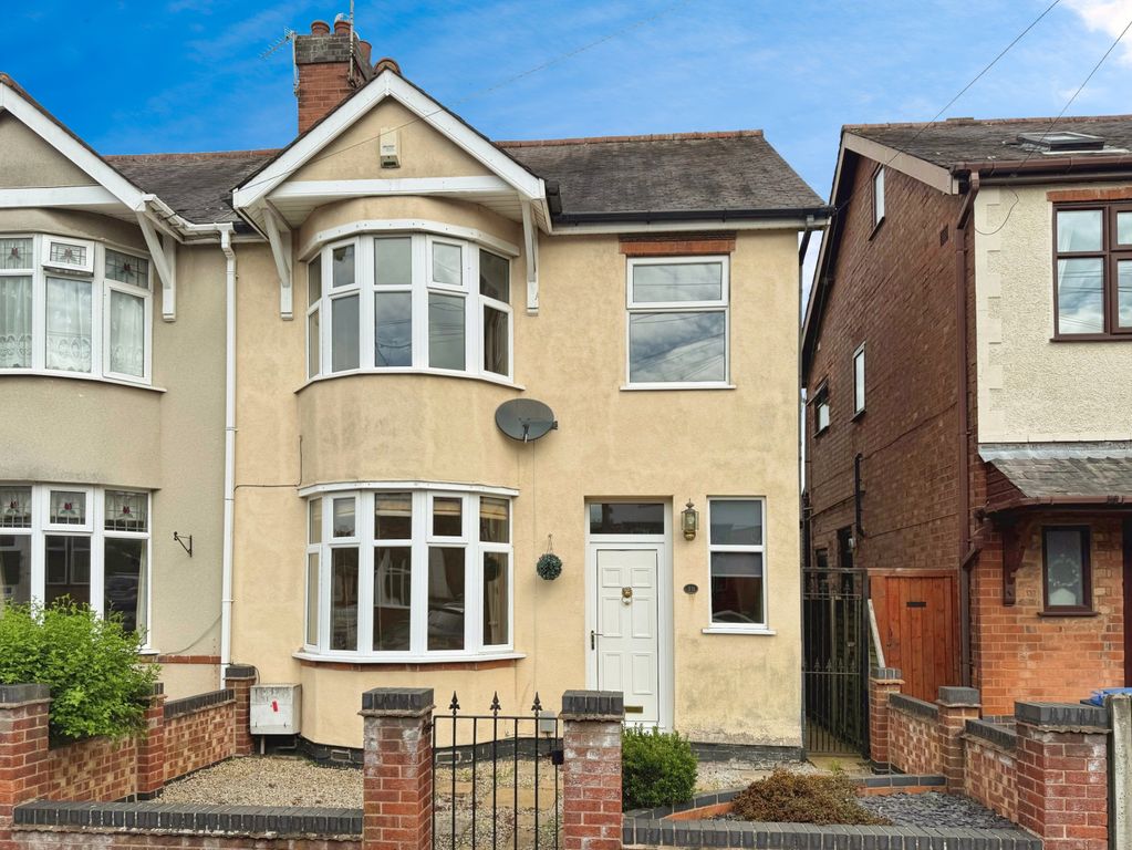 Property photo 1 of 16 Trinity Vicarage Road, Hinckley