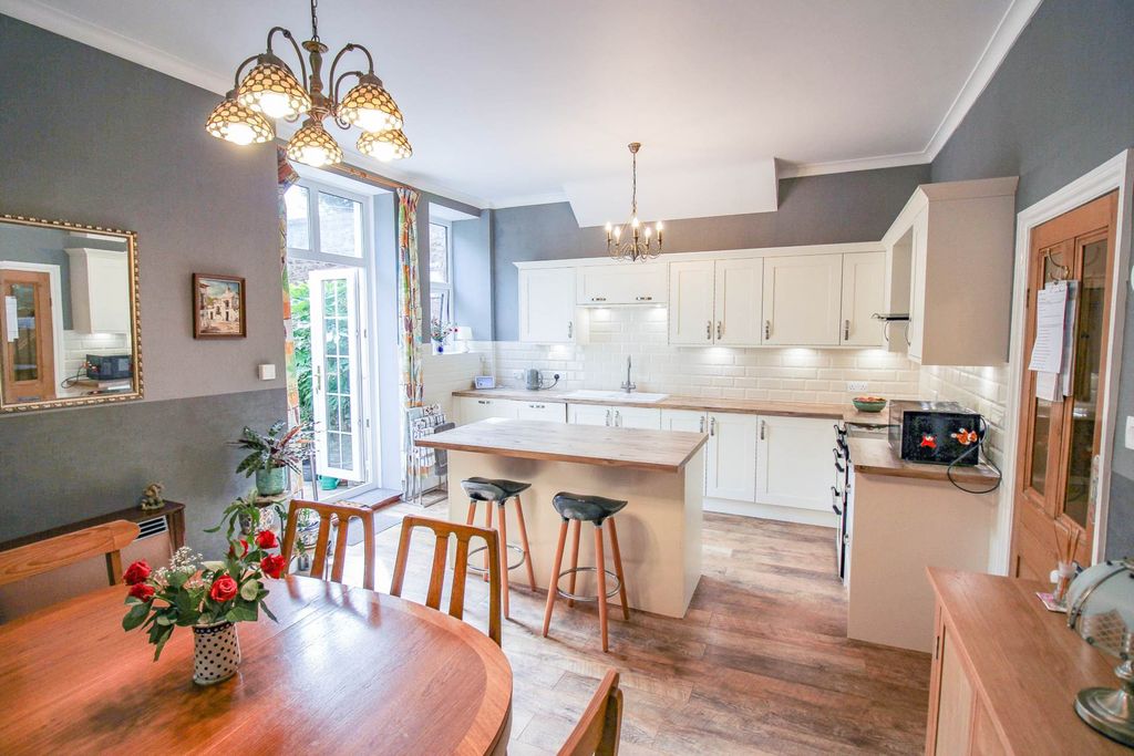 Property photo 2 of 25