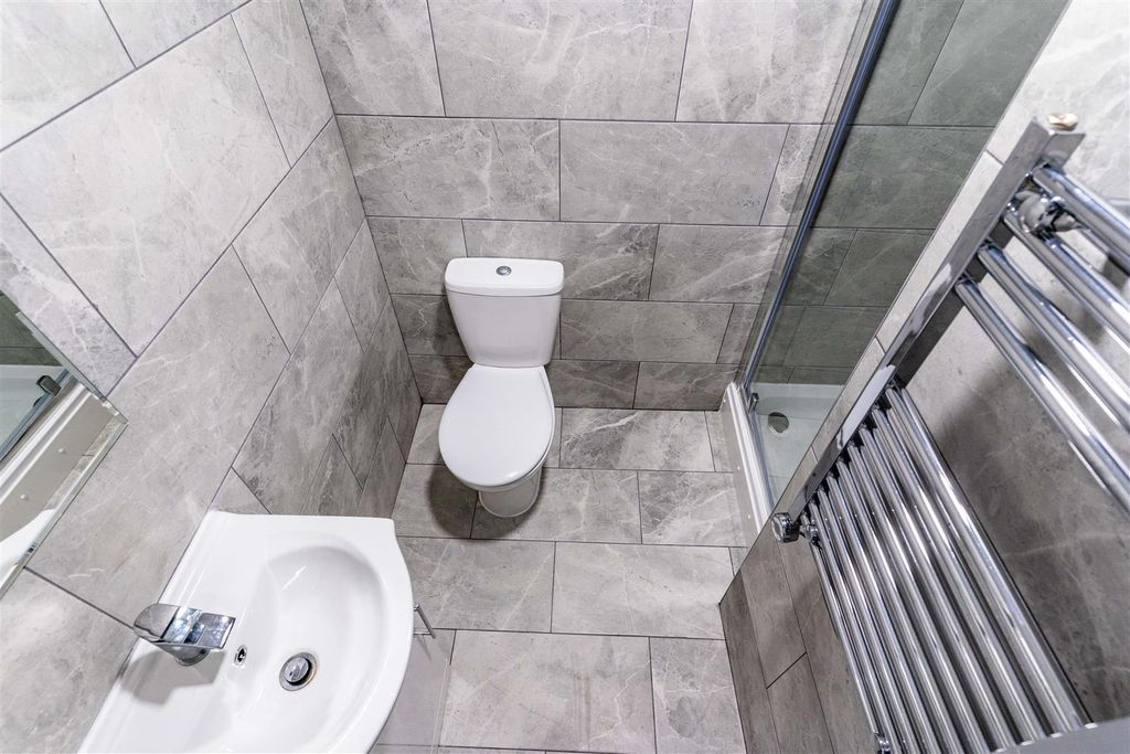 Property photo 3 of 19 En-Suite