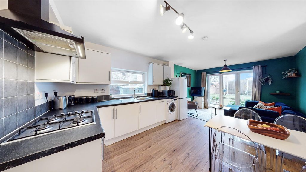 Property photo 3 of 10 White Laquesred Kichten