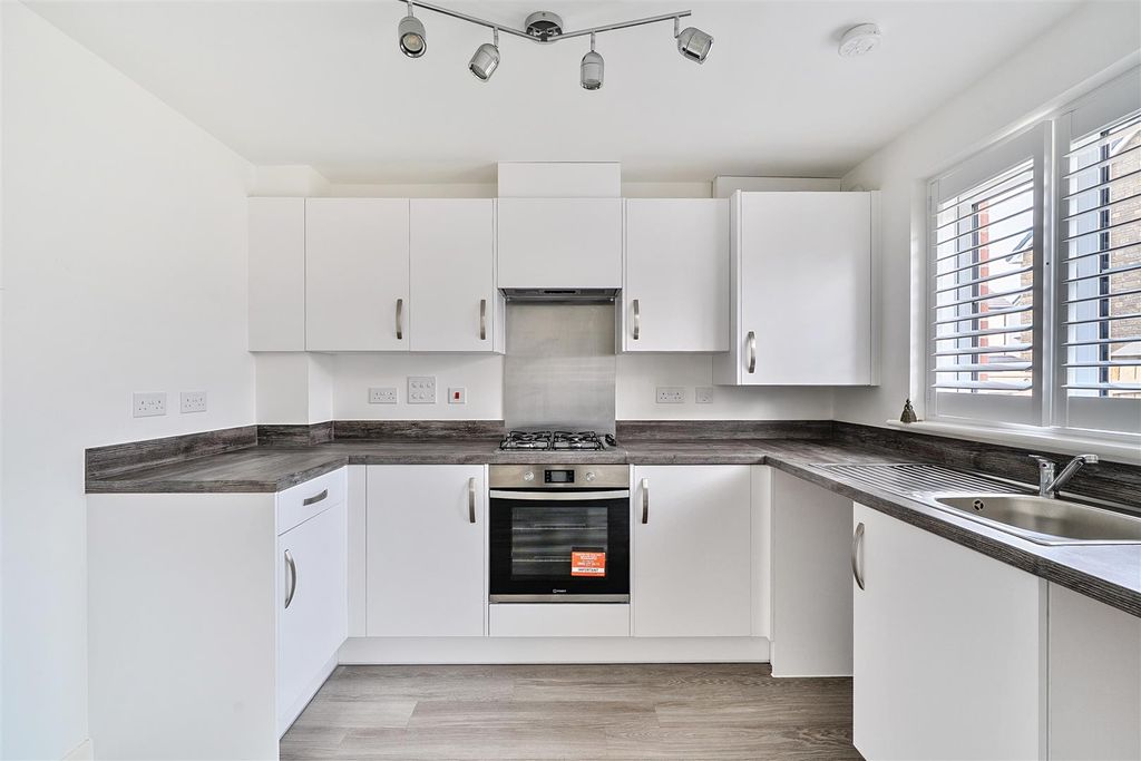 Property photo 3 of 12 Kitchen