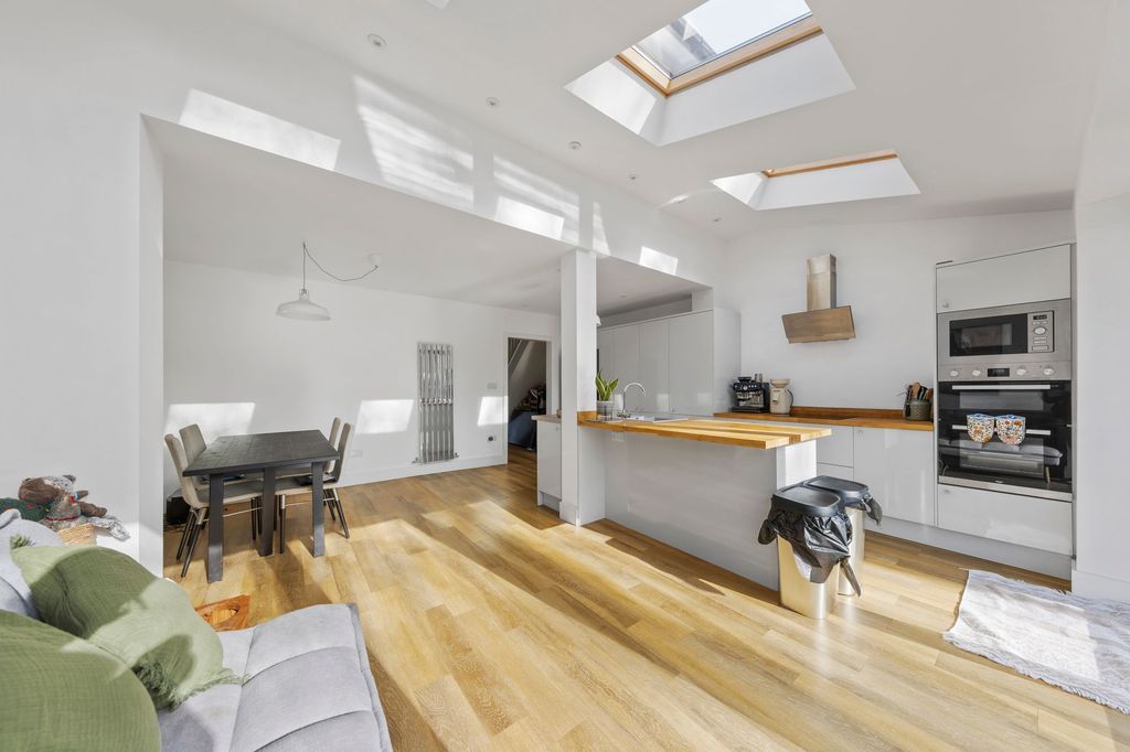 Property photo 2 of 25