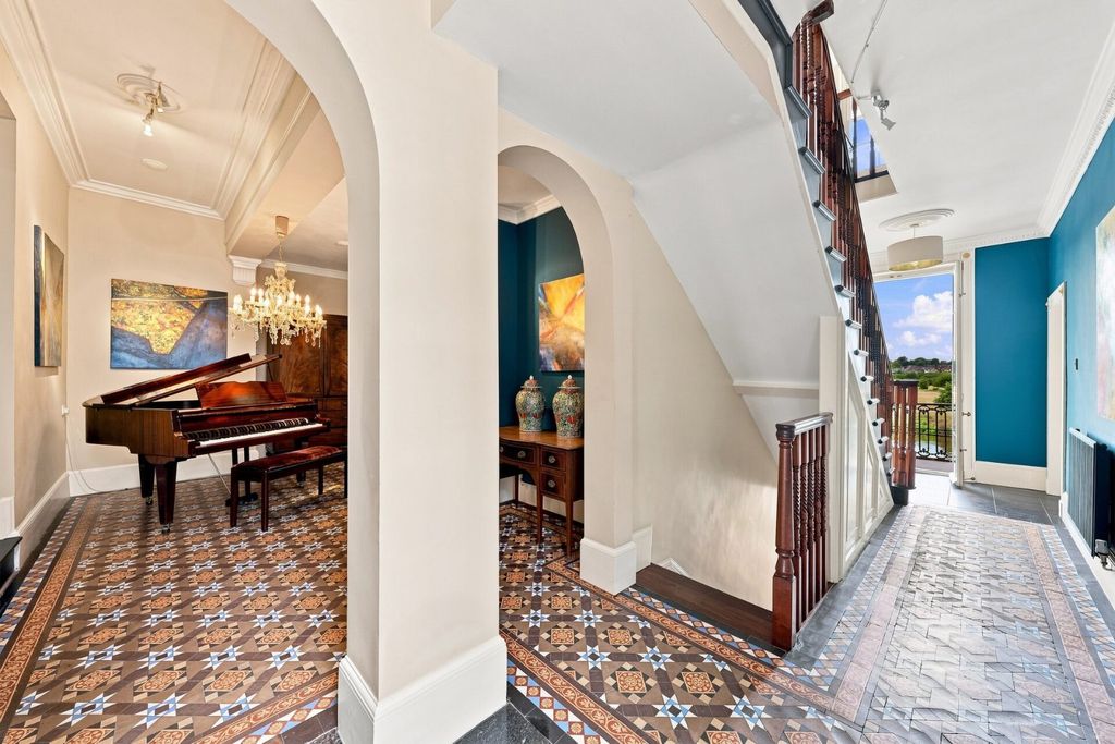 Property photo 2 of 34 Entrance Hall