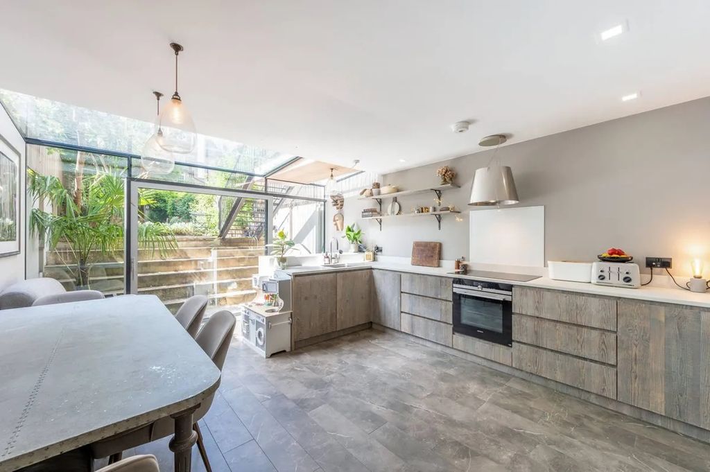 Property photo 3 of 14 Photo 11