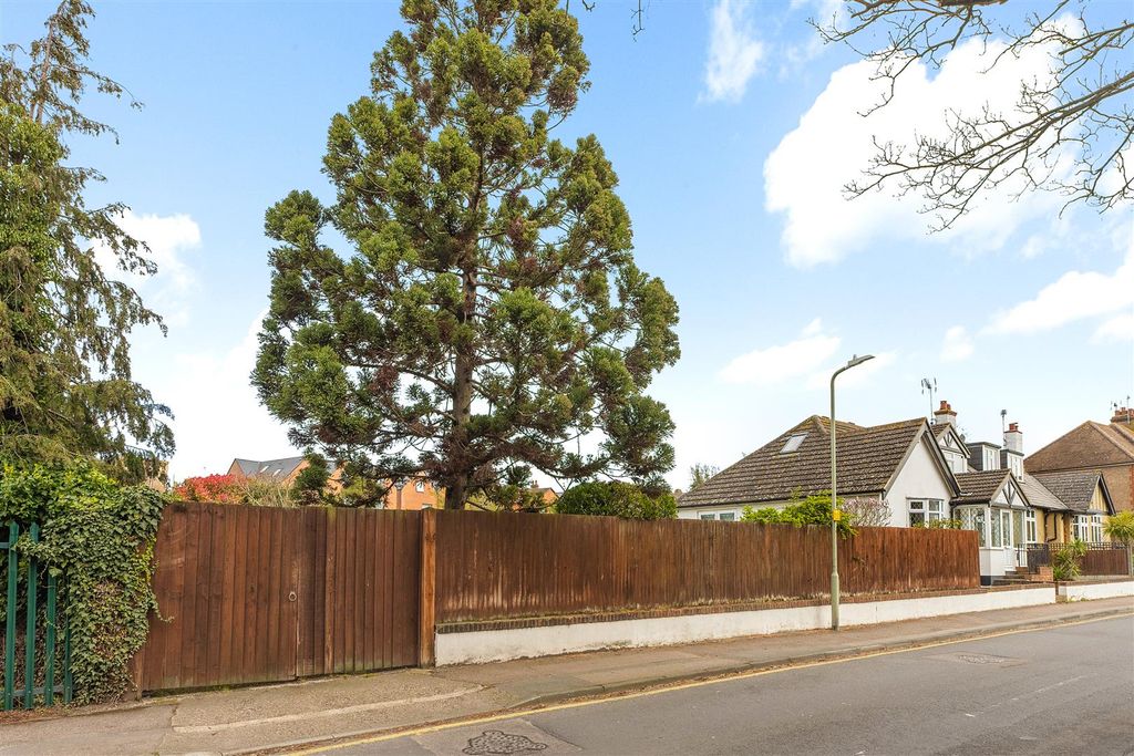 Property photo 2 of 19 The Bridge Approach, Whitstable