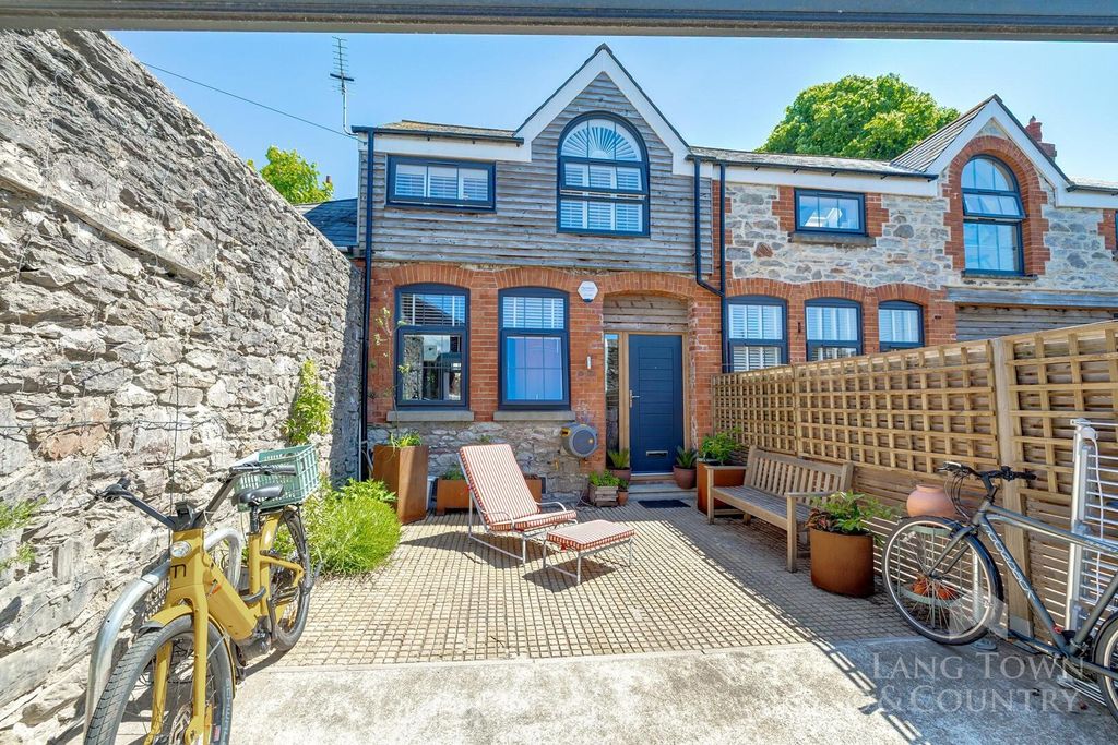 Property photo 1 of 10 Courtyard