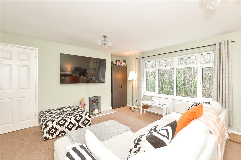 Property photo 3 of 12 Lounge