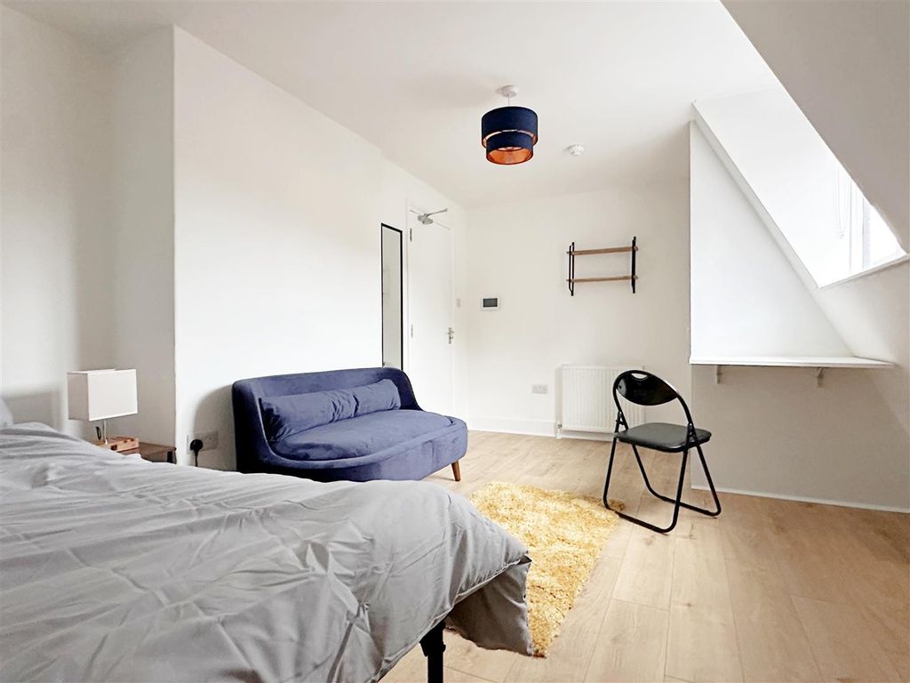 Property photo 1 of 11 Bedroom 4 (1).Jpg