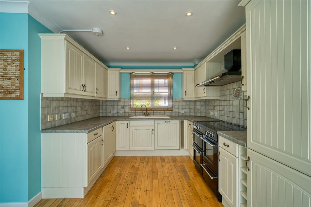 Property photo 2 of 10 Kitchen