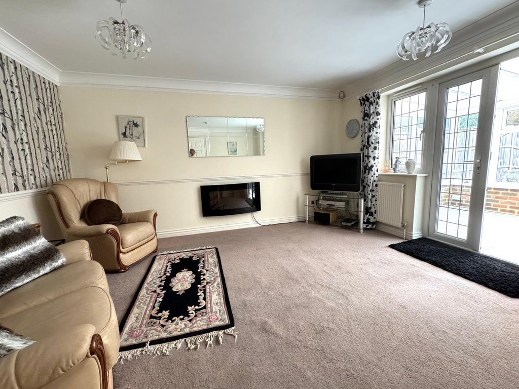Property photo 3 of 14 Lounge
