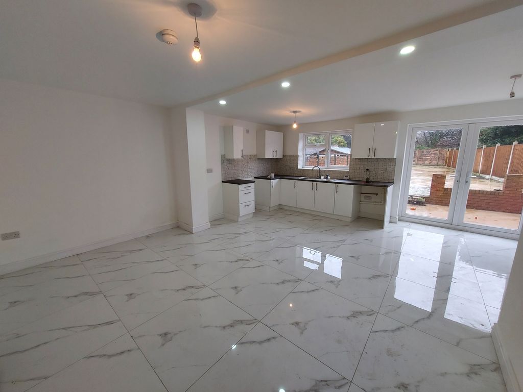 Property photo 3 of 9 Kitchen