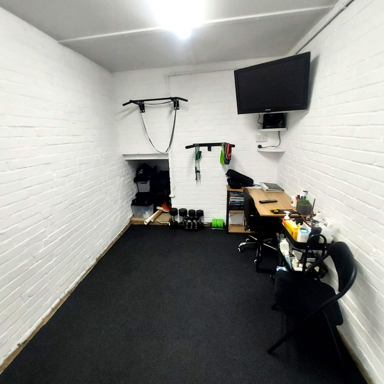 Property photo 2 of 8 Garage