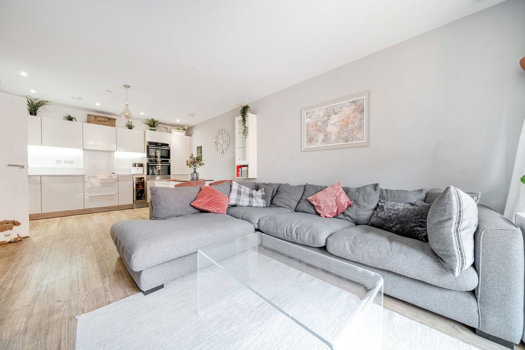 Property photo 1 of 19 Lounge