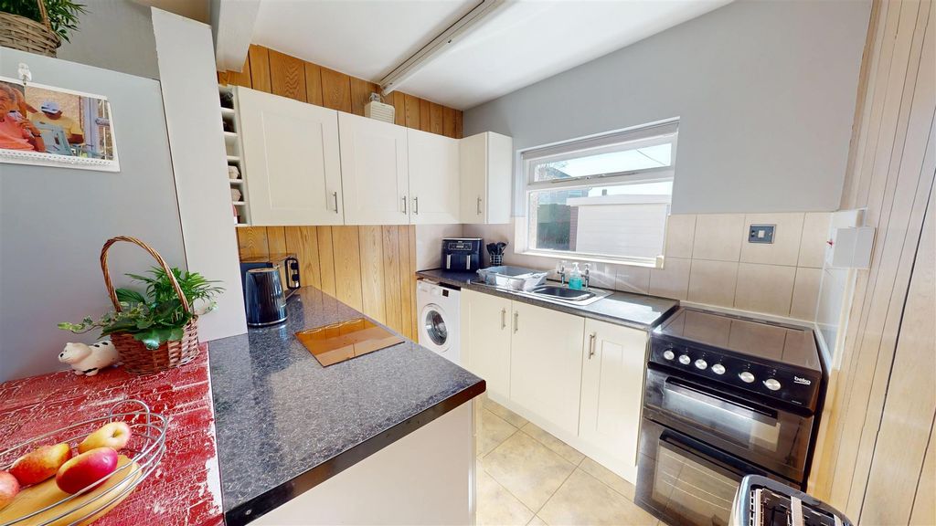 Property photo 2 of 16 Dining Kitchen