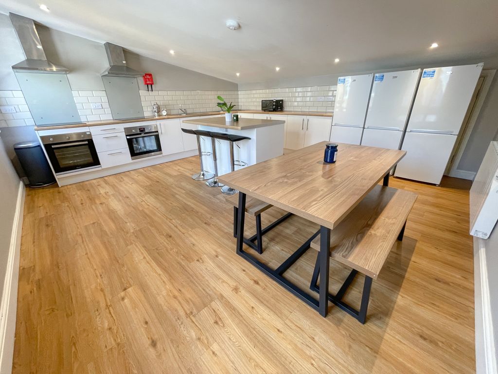 Property photo 1 of 6 7, 37A Hardman (5)