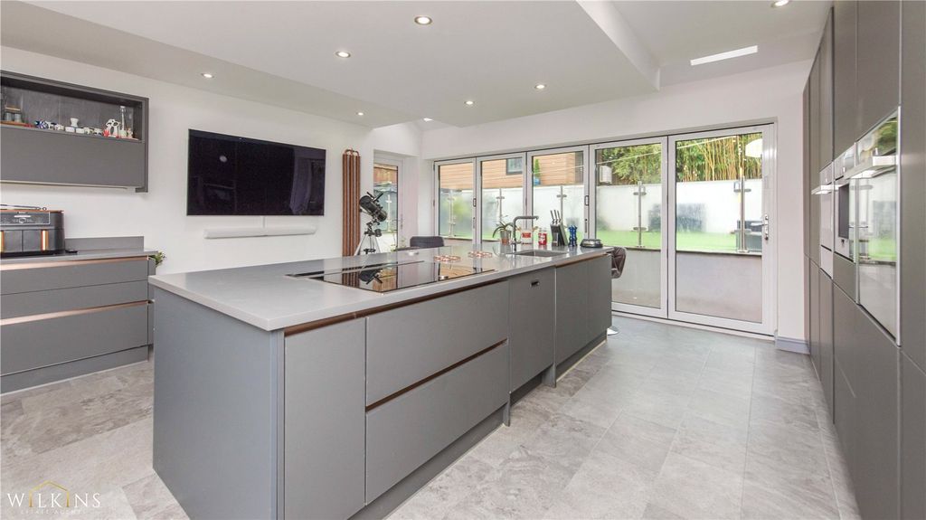 Property photo 2 of 42 Picture No. 15