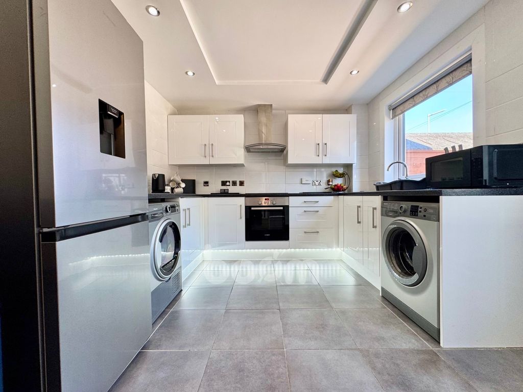 Property photo 3 of 28 Sycamore Avenue, Beith Kitchen Photo