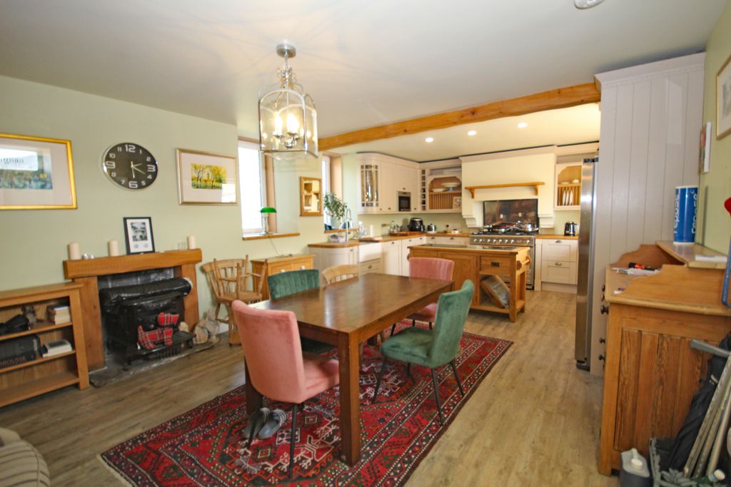 Property photo 2 of 34