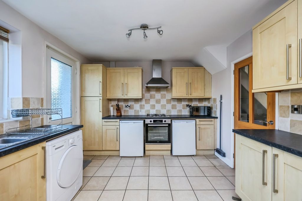 Property photo 2 of 19 Fitted Kitchen