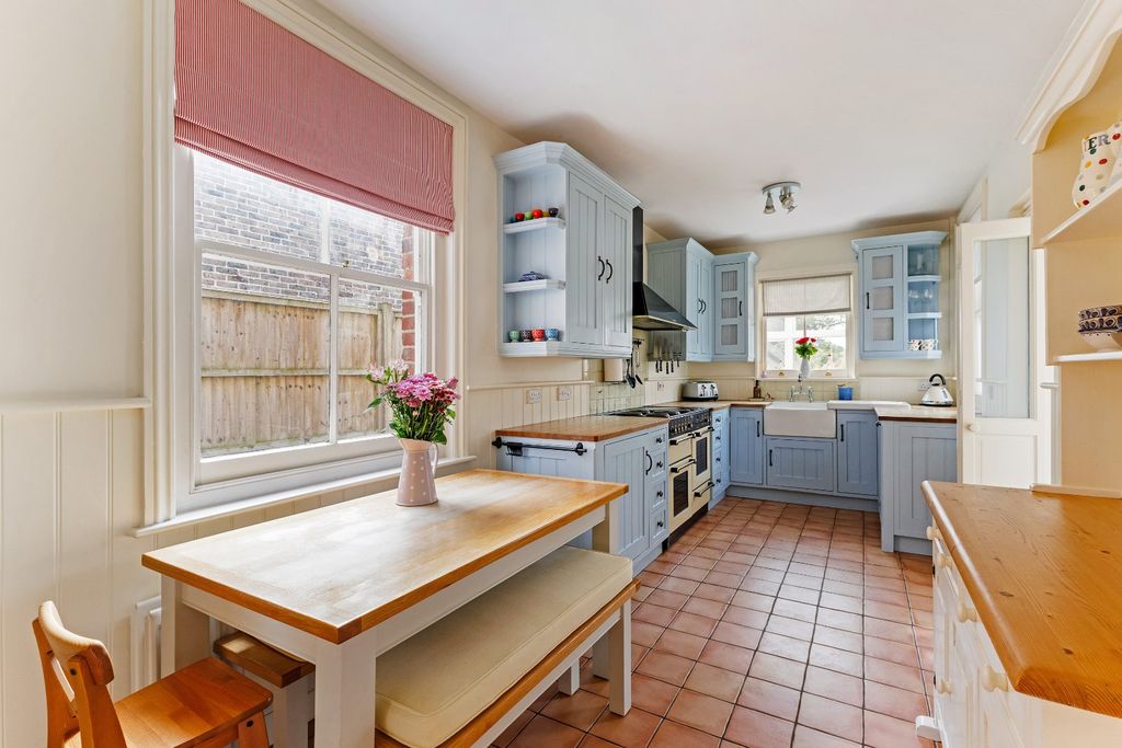 Property photo 2 of 12 Kitchen/Breakfast