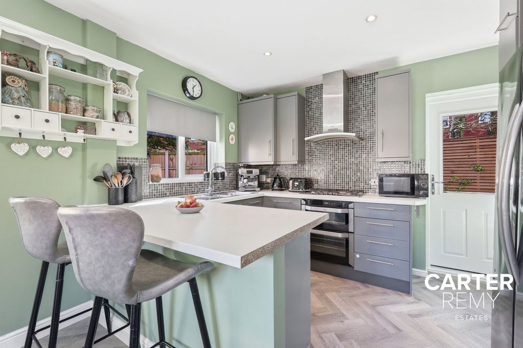 Property photo 3 of 32