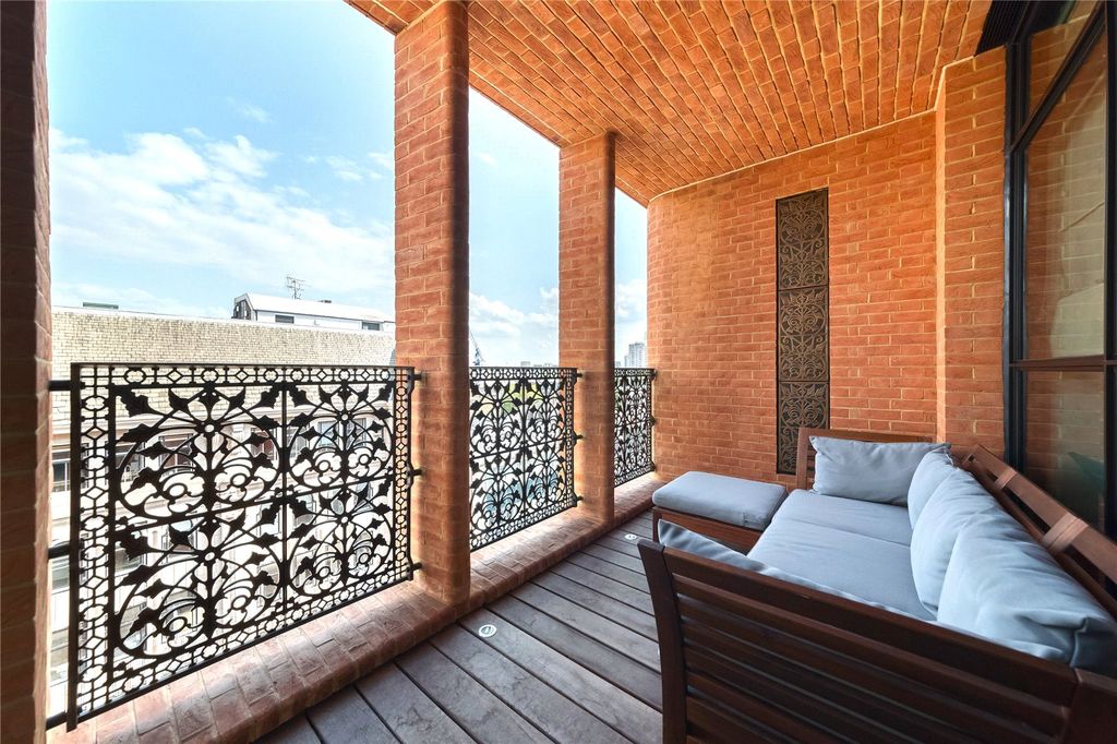 Property photo 3 of 11 Balcony