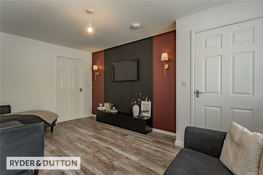 Property photo 3 of 19 Lounge