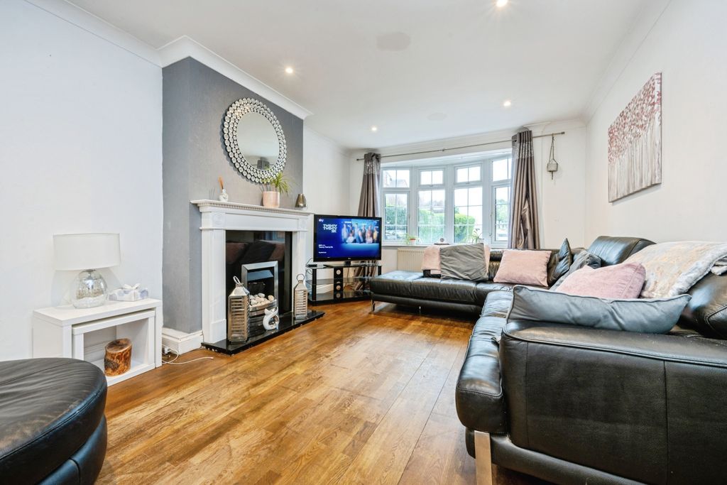 Property photo 2 of 20 Lounge