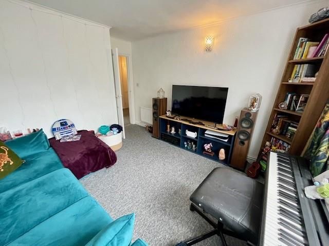 Property photo 2 of 14 Lounge B.Jpg
