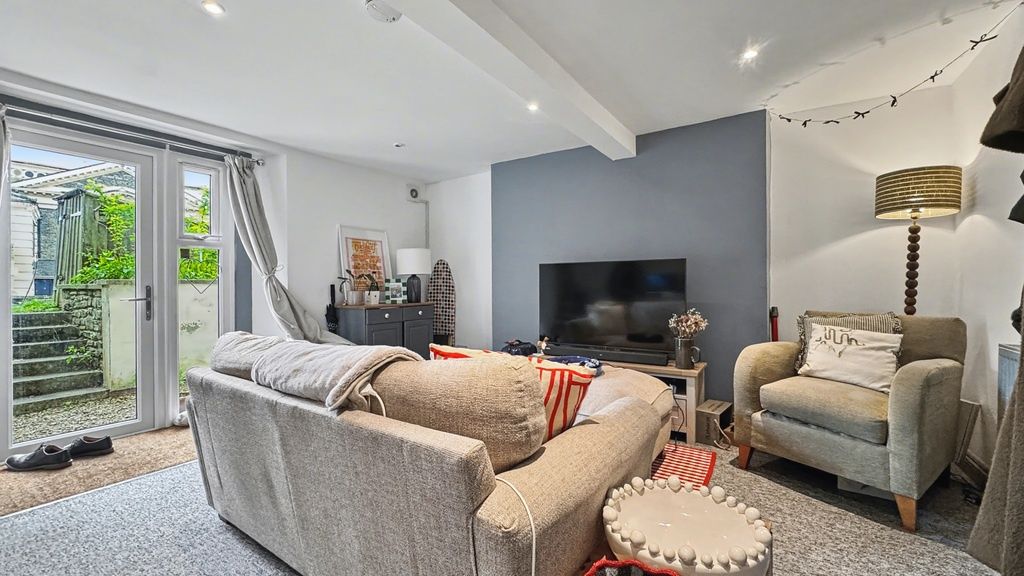 Property photo 1 of 11 Bright Lounge With Garden Access And Large TV...