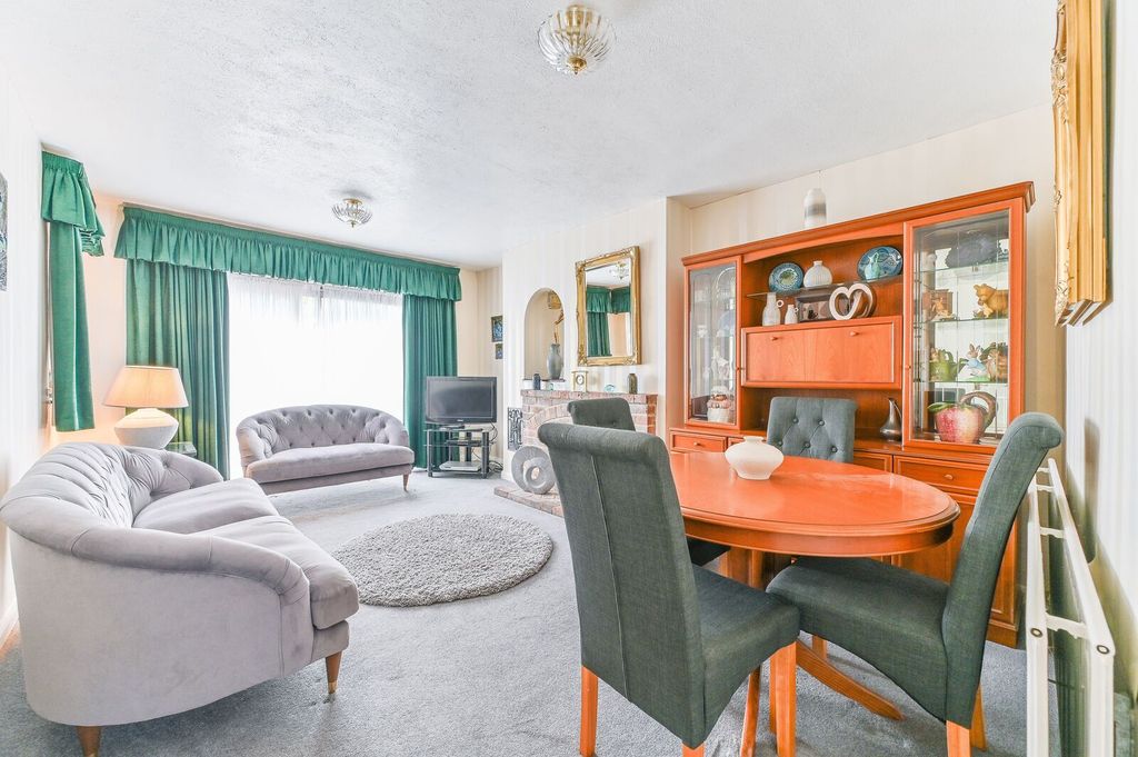 Property photo 2 of 23