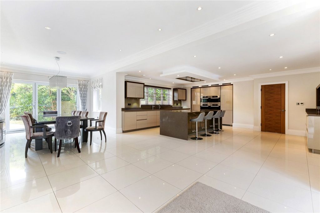 Property photo 2 of 14 Kitchen/Dining Room