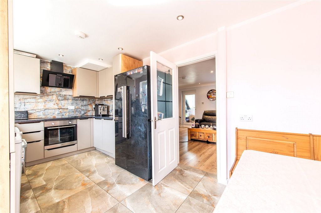 Property photo 3 of 19 Kitchen