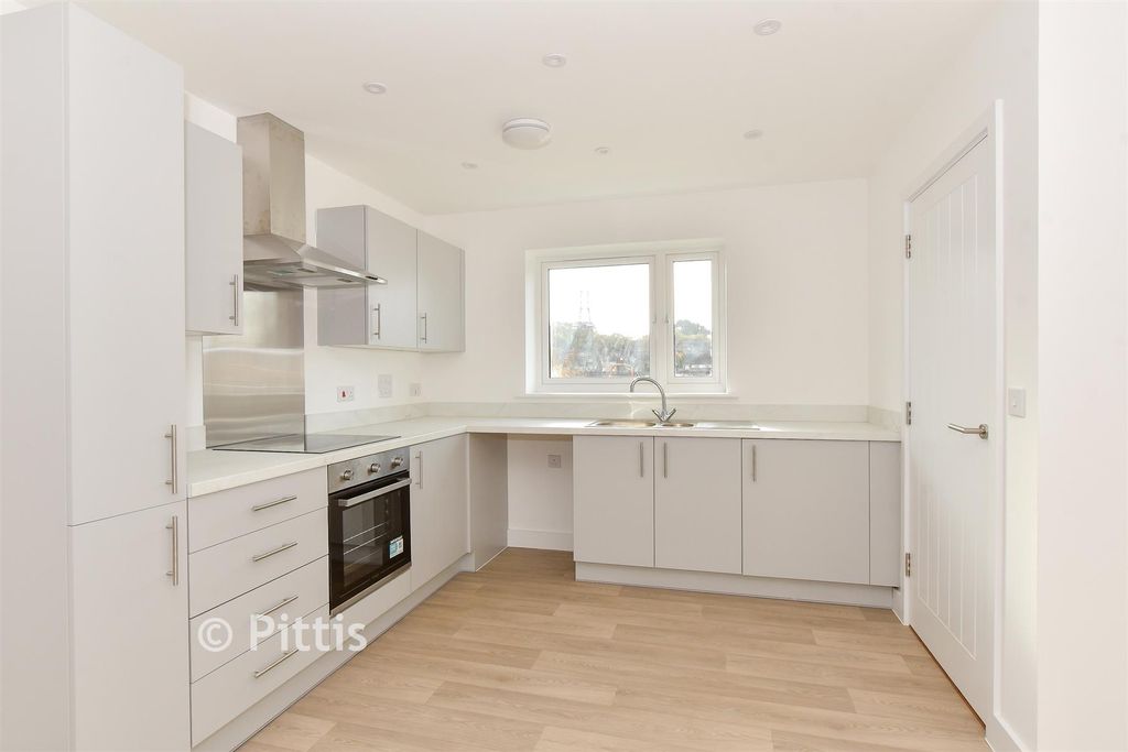 Property photo 3 of 18 Kitchen