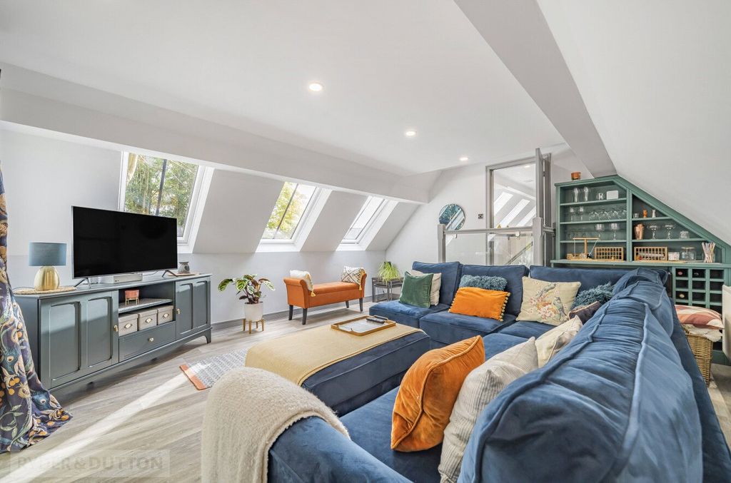 Property photo 3 of 24 Lounge