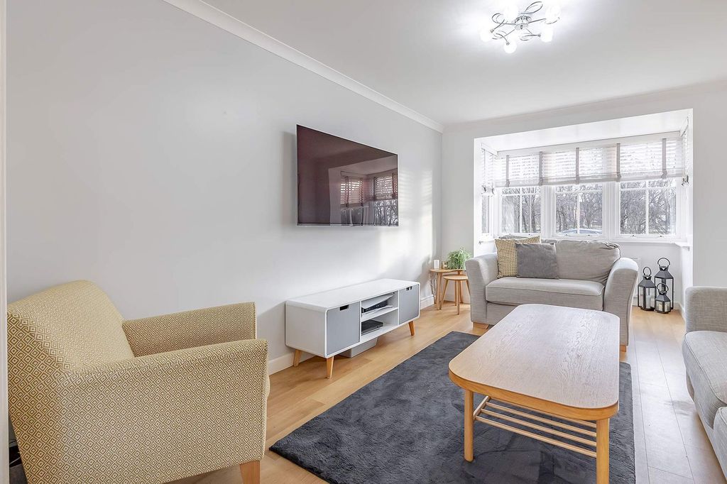 Property photo 3 of 31 Lounge