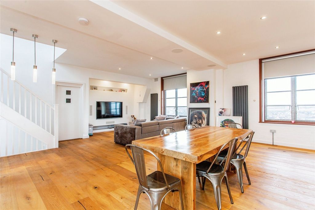 Property photo 3 of 16 Open Plan
