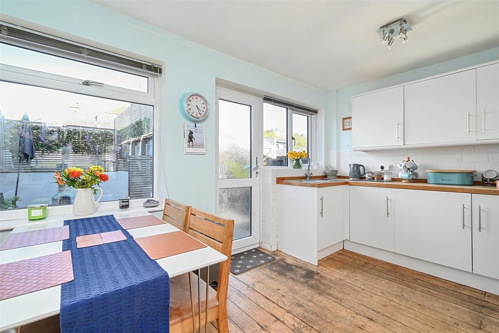 Property photo 2 of 18 North Road, Portslade Bn41 (12).Jpg
