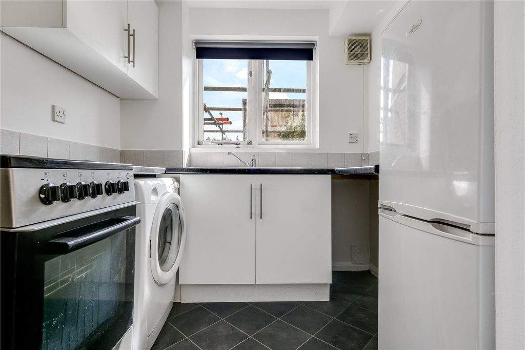 Property photo 3 of 10 Kitchen