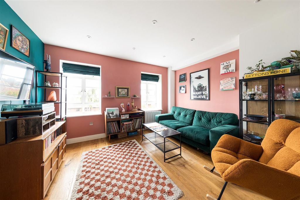 Property photo 3 of 19 Lemna Road, E11