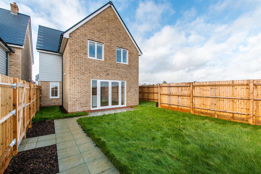 Property photo 2 of 11 18 Hoo Farm Way_0011.Jpg