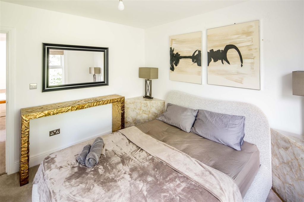 Property photo 3 of 19 2Lmzzfae.Jpeg