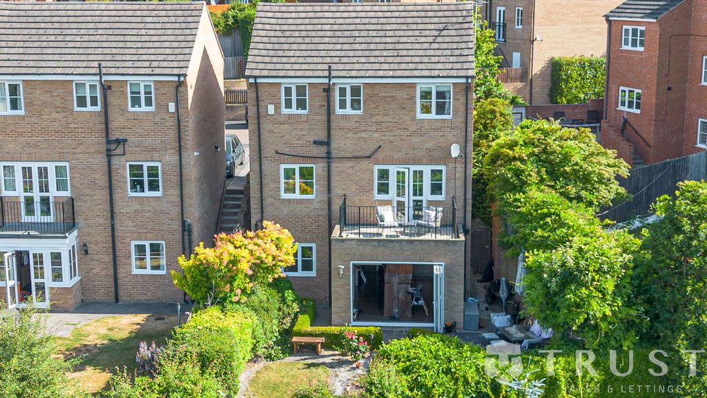 Property photo 2 of 33