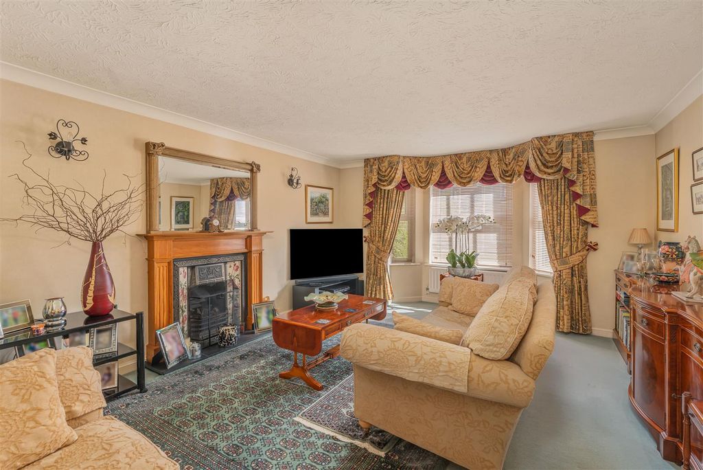 Property photo 2 of 29 67 Waller Drive, Banbury-6.Jpg