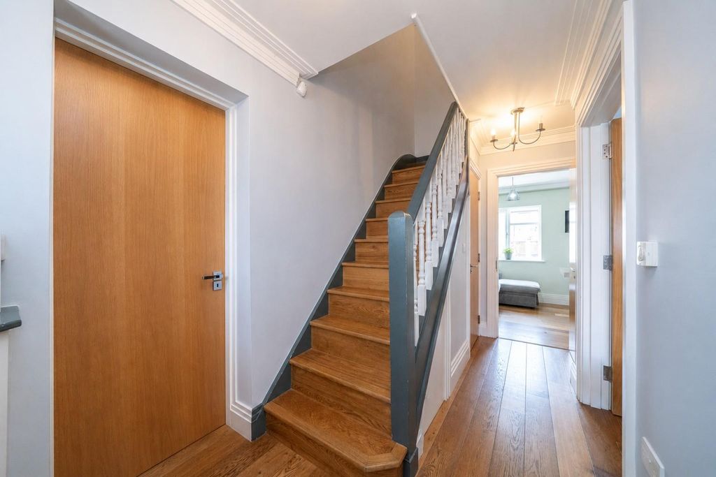 Property photo 2 of 16 Hallway