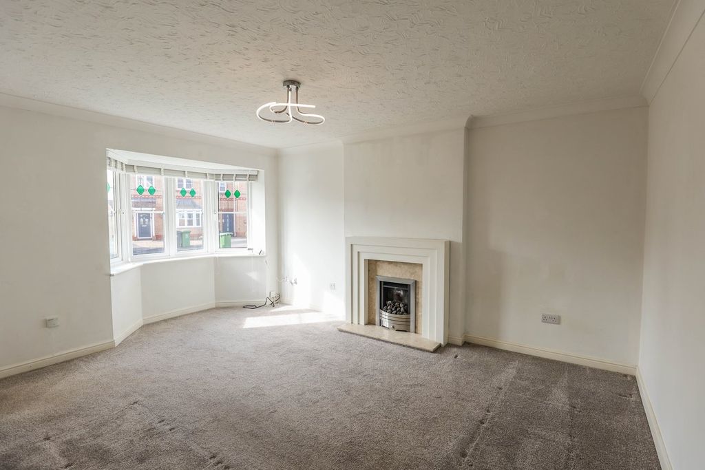 Property photo 3 of 15 Lounge