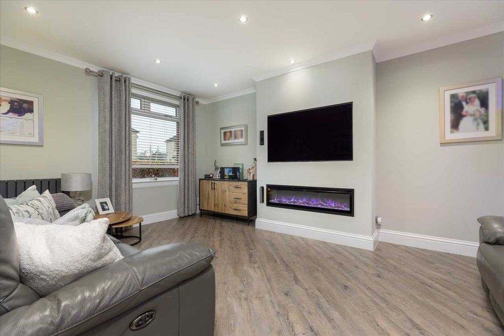 Property photo 3 of 18 Lounge